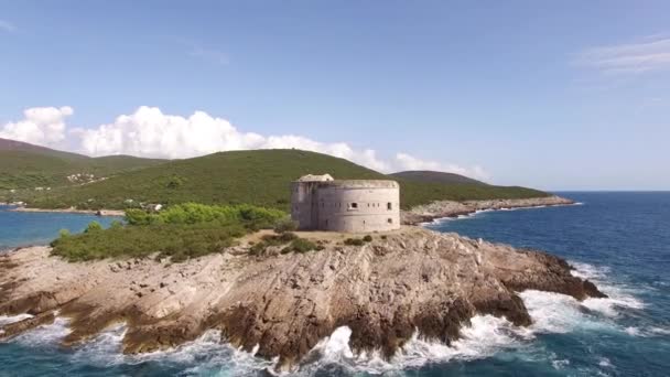 Άποψη του αρχαίου φρουρίου Άρζα στη χερσόνησο της Λούστικα στο Μαυροβούνιο — Αρχείο Βίντεο