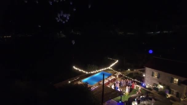 Εξωτερικό γαμήλιο πάρτι δίπλα στην πισίνα σε μια όμορφη βίλα το βράδυ — Αρχείο Βίντεο