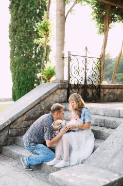 Annem, babam ve küçük oğlum Budva 'daki güzel Villa Milocer' ın merdivenlerinde oturuyorlar. 