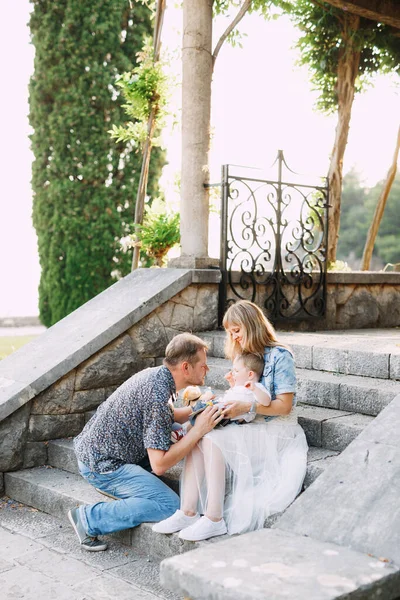 Annem, babam ve küçük oğlum Budva 'daki güzel Villa Milocer' ın merdivenlerinde oturuyorlar. 