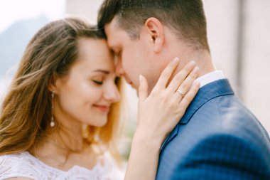 Gelin ve damat Perast 'ta nazikçe kucaklaşırken damat burnunu gelinlerin alnına yasladı. 