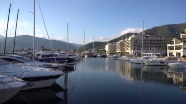 Porto Karadağ limanındaki lüks otel kompleksi, otelin marinasındaki tekne ve yatlar 