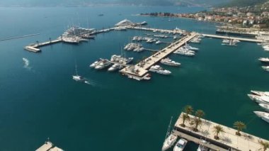 Tivat 'taki Porto Karadağ marinası, rıhtımdaki gemi, tekne ve yatlar