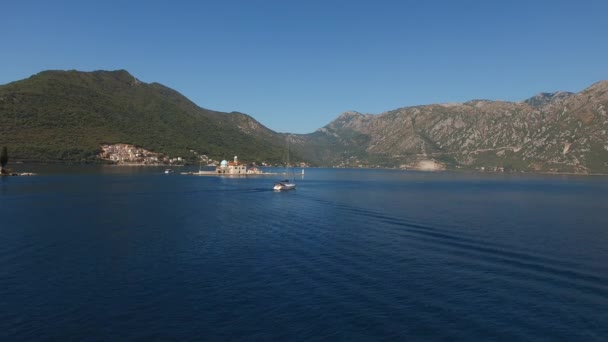 Lihat pulau-pulau Perast dan kapal pesiar berlayar di dekat mereka di Teluk Kotor — Stok Video
