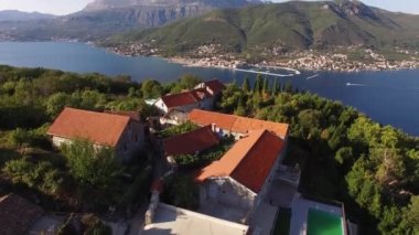 Kotor Körfezi 'ndeki Lustica yarımadasının manzarası. Sahilde güzel bir villası olan küçük bir kasaba.