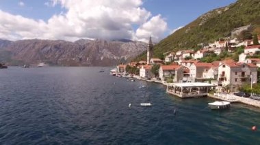 Eski Perast kasabasının manzarası, dağlar, armut ve yakınındaki tekneler. 