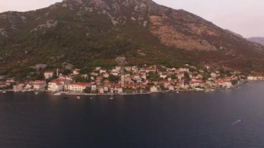 Sahil şeridinin havadan görünüşü, eski Perast kasabası, dağlar, armut ve yakınındaki tekneler. 