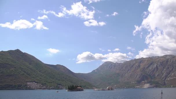 Vista de las islas de Perast y montañas detrás de ellas en la Bahía de Kotor — Vídeos de Stock