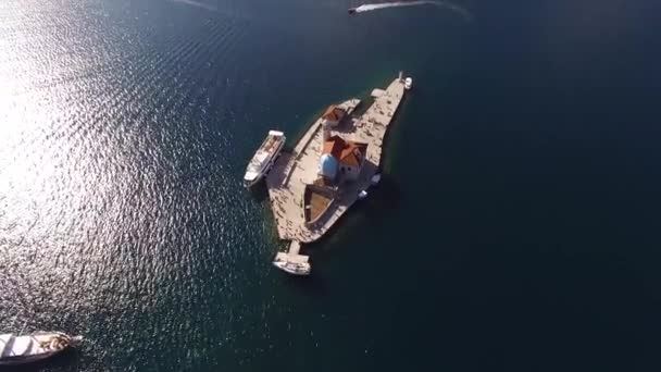 Top uitzicht op de Onze Lieve Vrouw van de Rotsen eiland, jachten en toeristische boot in de buurt in de baai van Kotor — Stockvideo