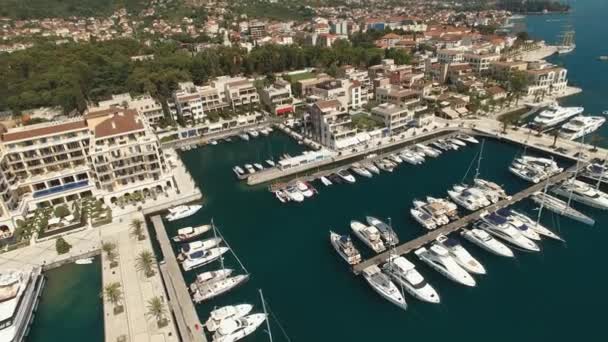 Vue sur la marina de Porto Montenegro à Tivat, les yachts sur la jetée et le complexe hôtelier — Video