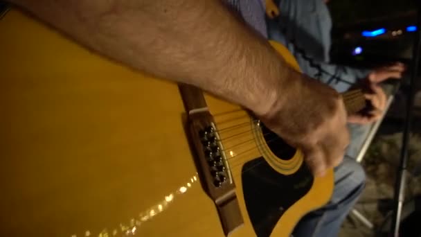 Un hombre toca la guitarra acústica durante la fiesta de bodas, primer plano — Vídeo de stock