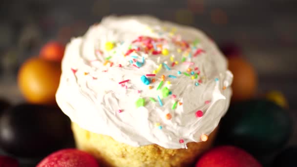 Bolo de Páscoa é polvilhado com polvilhas multi-coloridas. — Vídeo de Stock