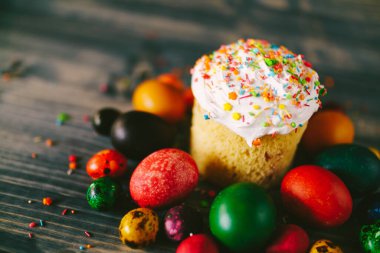 Paskalya pastasına yakın plan, arka planda Paskalya yumurtaları var..