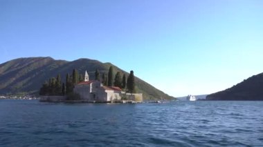 Deniz manzaralı Kotor Körfezi 'ndeki Aziz George adasına 
