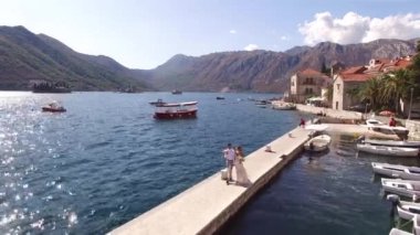 Gelin ve damat rıhtımda el ele yürüyorlar.. 