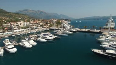 Tivat 'taki Porto Karadağ marinası, rıhtımdaki yatlar ve botlar, otel kompleksi