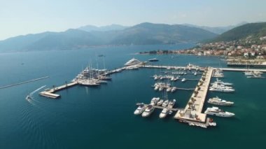 Tivat 'taki Porto Karadağ marinası, rıhtımdaki gemi, tekne ve yatlar
