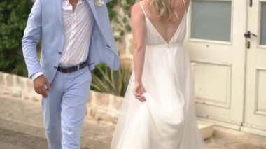 Gelin ve damat Perast 'ta eski bir sokakta dans ediyorlar, damat gelinin etrafında dönüyor.