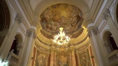 Kilisenin içinde avize var..