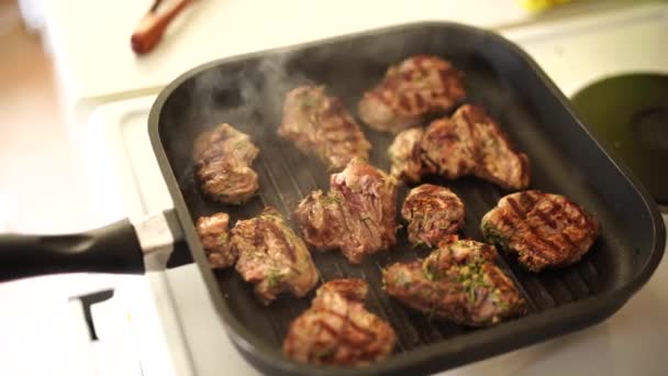 Fresco pezzo succoso di carne di manzo o carne di maiale è posizionato su una padella di metallo caldo. Cucina deliziosa bistecca a casa. Filmati 4K di alta qualità. Come cucinare la migliore bistecca ribeye. — Video Stock