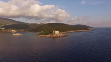 Karadağ 'daki Lustica yarımadası ve Mamula adasındaki antik kale Arza' nın üst manzarası 
