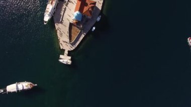 Kayalıklar Adası 'nın en güzel manzarası. Kotor Körfezi' ndeki yat ve turist teknesi. 