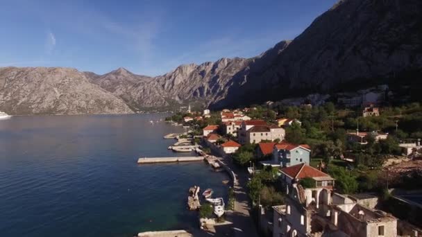 Vista de la pequeña ciudad de la Bahía de Kotor al pie de hermosas montañas — Vídeos de Stock