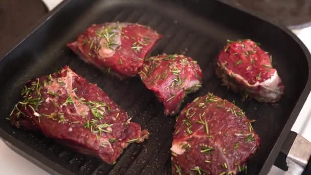 Ароматний красивий стейк смажать на сковороді при гарячій температурі . — стокове відео
