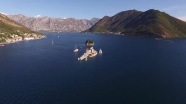 Perast Adaları 'nın üst manzarası, Kotor Körfezi' nde yelken açan yatlar ve tekneler. 
