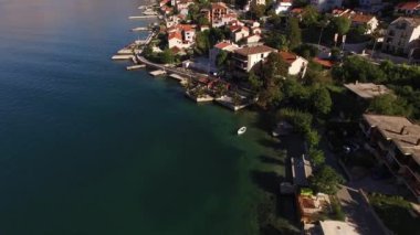 Güzel dağların eteğindeki Kotor Körfezi 'nin manzarası.
