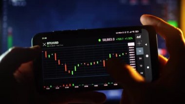 Venedik, İtalya - 06 Nisan 2021: Cep telefonu ekranında Bitcoin kripto para birimi grafiği, kripto para birimi gelecek fiyat tahmini konsepti. Döviz kurları Bitcoin BTC - USD 59 bin dolar, Nisan 2021