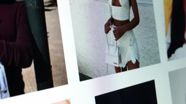 Veneza, Itália - 06 de abril de 2021: Rolagem Instagram feed com fotos de modelo elegante na moda na tela do laptop. Visualizando fotos na Internet. — Vídeo de Stock