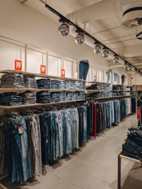 Budva, Karadağ - 01 Ağustos 2020: Markette kot pantolon. Mallar raflarda duruyor. Moda butiği..