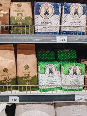 Budva, Karadağ - 01 Ağustos 2020: Karadağ 'daki bir süpermarkette raflarda un paketleri.