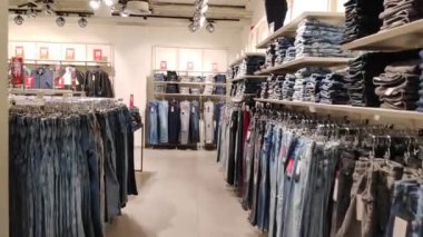 Budva, Karadağ - 01 Ağustos 2020: Markette kot pantolon. Mallar raflarda duruyor. Moda butiği..