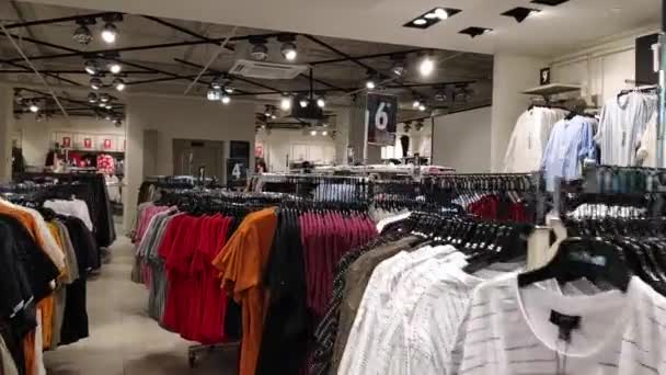 Budva, Montenegro - 01 august 2020: Kameraet flyver over hylderne med varerne i tøjbutikken. NewYorker butik interiør. – Stock-video