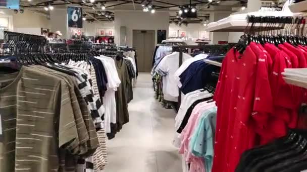 Budva, Montenegro - 01 augusti 2020: Kameran flyger över hyllorna med varorna i klädaffären. New Yorker butik interiör. — Stockvideo