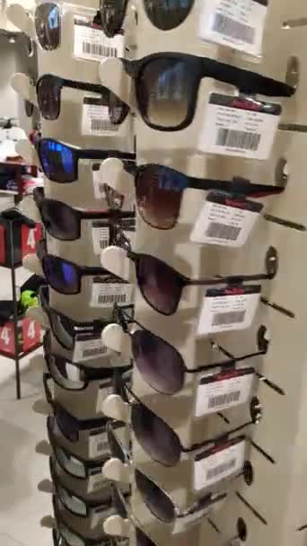 ブドヴァ、モンテネグロ- 01 8月2020:販売のための眼鏡をかけたスタンド,光学とサングラス店で.紡糸製品の閉鎖. — ストック動画