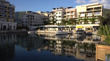 Porto Karadağ limanındaki lüks otel kompleksi, otelin marinasındaki tekne ve yatlar 