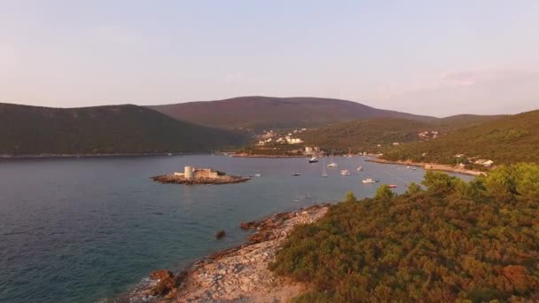 Vista da ilha com o belo mosteiro antigo Zanjice e a costa da baía com iates e barcos — Vídeo de Stock