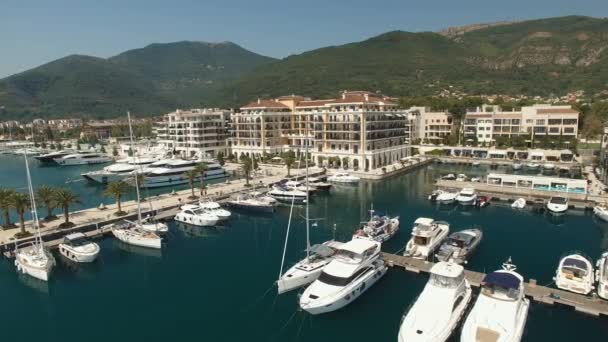 Uitzicht op de jachthaven van Porto Montenegro in Tivat, jachten en boten aan de pier, hotelcomplex — Stockvideo