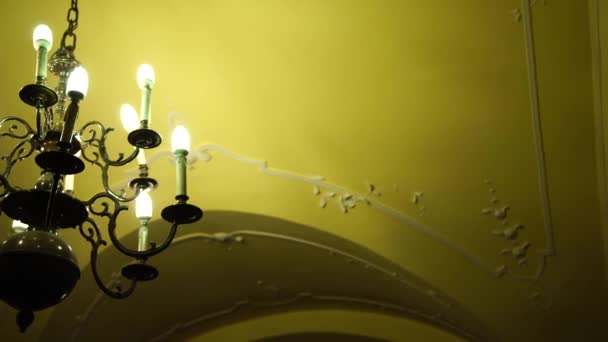 Черная металлическая люстра в стиле барокко с потолком и лампочками зажигания. — стоковое видео
