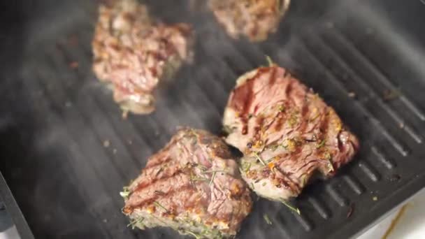 Filmaufnahmen von frischem Rindfleisch Steak auf entzündeter Pfanne. — Stockvideo