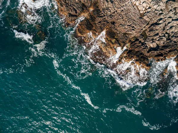 Vista aérea de las ondas de espuma y roca. — Foto de Stock
