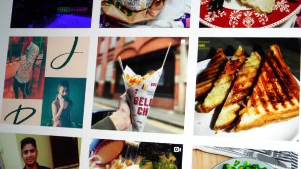 Benátky, Itálie - 06 Duben 2021: Scrolling the Instagram feed by the hashtag food. — Stock video
