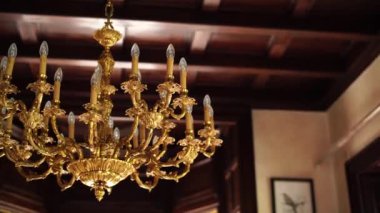İtalya 'da eski bir villada. Elektrikli mumları olan büyük altın bir avize..