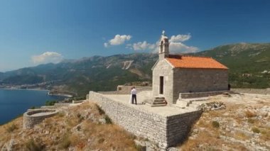 Karadağ 'daki Sveti Savva antik kilisesinin yakınındaki gözlem güvertesinde dans eden çift