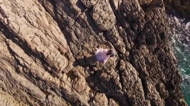 Perast, Karadağ - 11 Temmuz 2020: Karadağ 'da kayalık bir plajda gelin ve damat