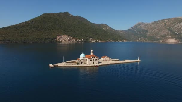 Vista superior de la isla Nuestra Señora de las Rocas en la Bahía de Kotor — Vídeos de Stock