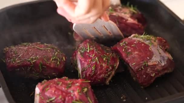 Widok z bliska przyprawione stek wołowy na patelni grill. Jak zrobić doskonały stek filet mignon. — Wideo stockowe